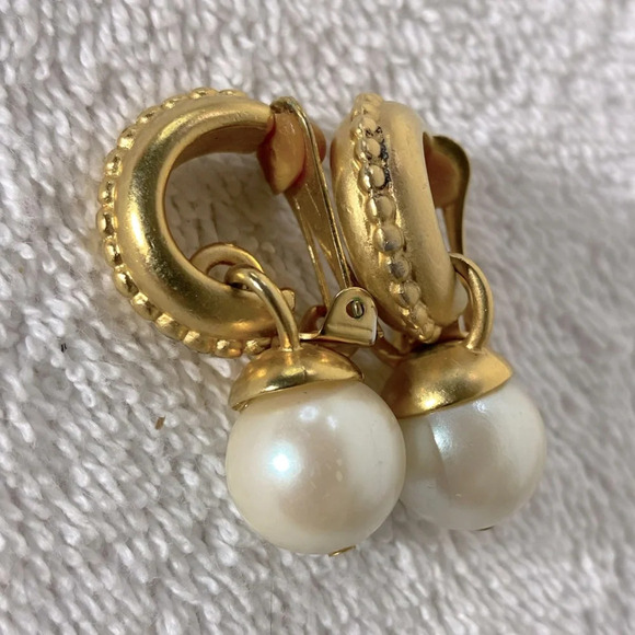Vintage Gold Tone W Faux Pearls Clip On Earrings - Picture 2 of 9
